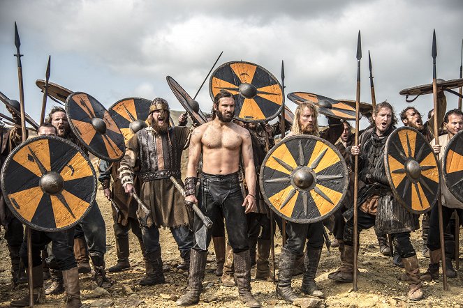 Vikingové - Série 2 - Válka bratrů - Z filmu - Clive Standen, Thorbjørn Harr