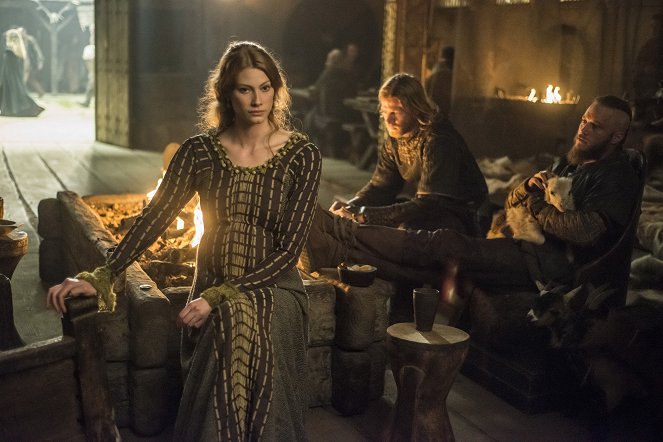 Vikings - Invasion - Photos - Katheryn Winnick, Jefferson Hall, Travis Fimmel