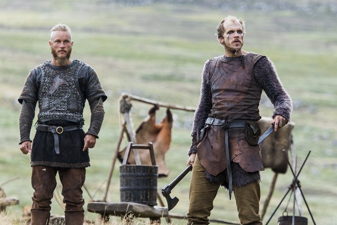 Vikings - Auge um Auge - Filmfotos - Travis Fimmel, Gustaf Skarsgård
