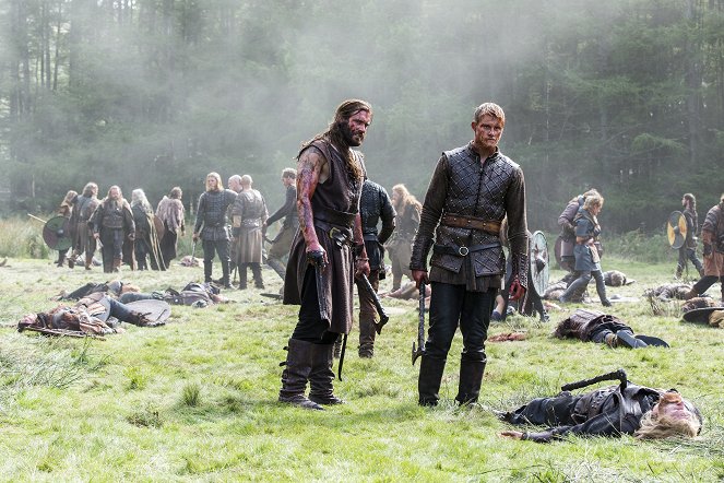 Vikings - Answers in Blood - Photos - Clive Standen, Alexander Ludwig
