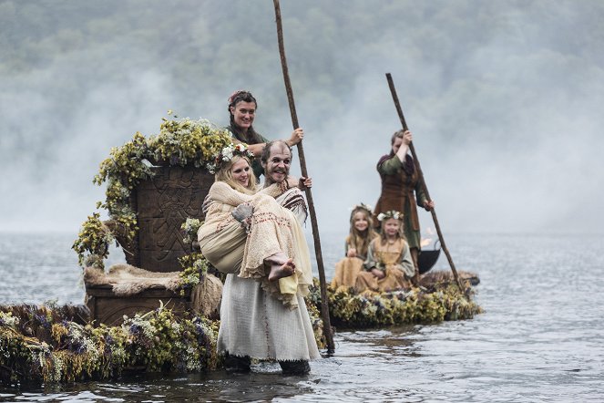 Vikings - L'Aigle de sang - Film - Maude Hirst, Gustaf Skarsgård
