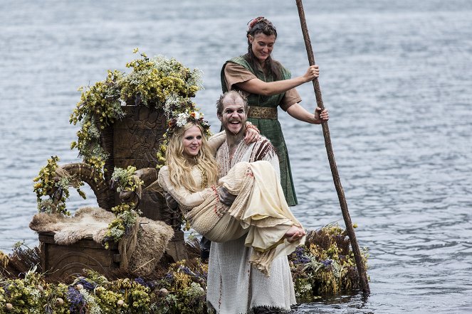 Vikings - L'Aigle de sang - Film - Maude Hirst, Gustaf Skarsgård