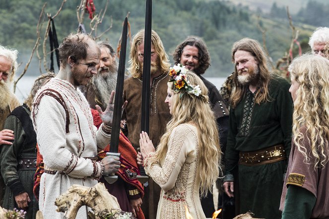 Vikingové - Krvavý orel - Z filmu - Gustaf Skarsgård, Maude Hirst, Donal Logue
