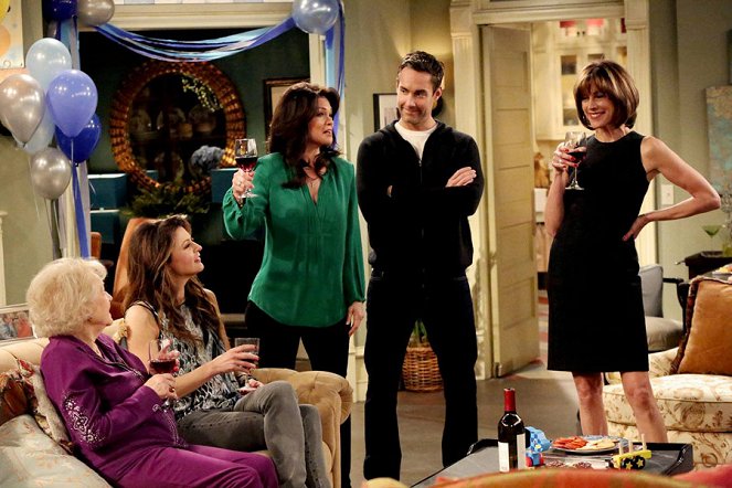 Hot in Cleveland - Film - Betty White, Jane Leeves, Valerie Bertinelli, Jay Harrington, Wendie Malick