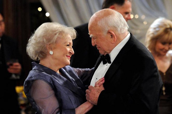 Hot in Cleveland - Photos - Betty White, Edward Asner