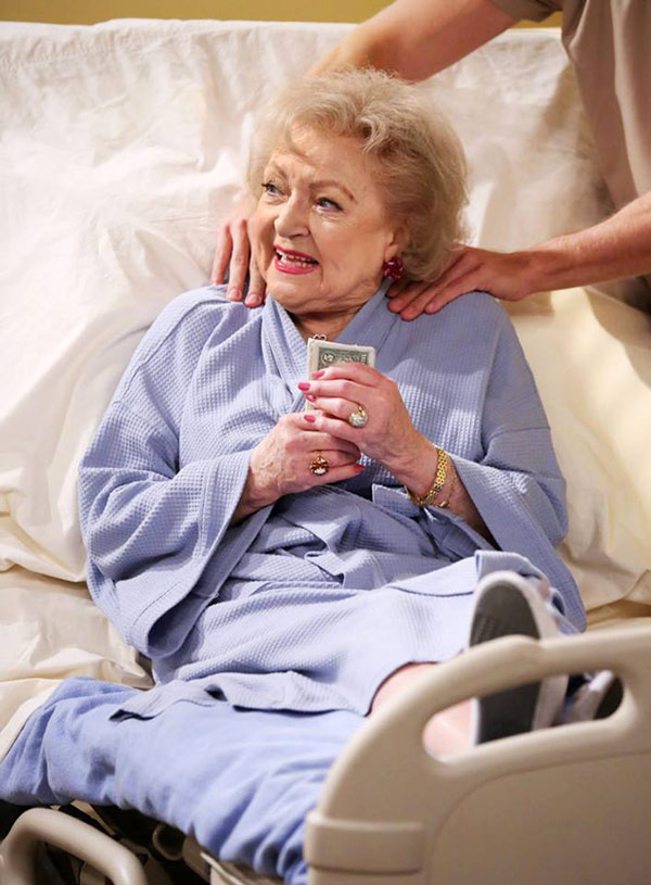 Nouzové přistání - Z filmu - Betty White