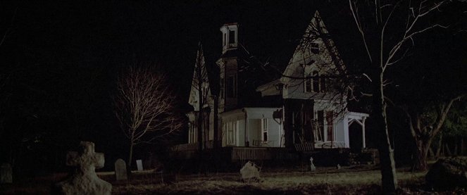 Aquella casa al lado del cementerio - De la película