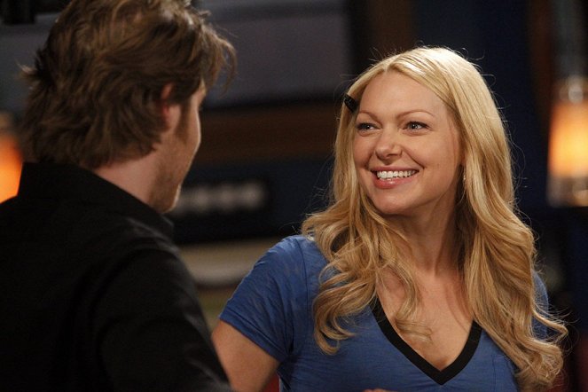 Are You There, Chelsea? - Filmfotos - Laura Prepon
