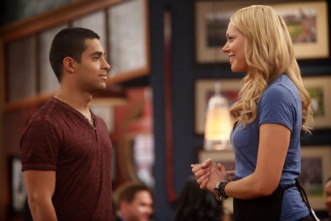 Are You There, Chelsea? - Photos - Wilmer Valderrama, Laura Prepon