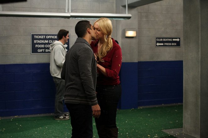 Are You There, Chelsea? - Photos - Wilmer Valderrama, Laura Prepon