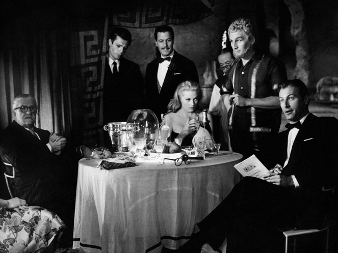 La dolce vita - Kuvat elokuvasta - Marcello Mastroianni, Anita Ekberg, Lex Barker