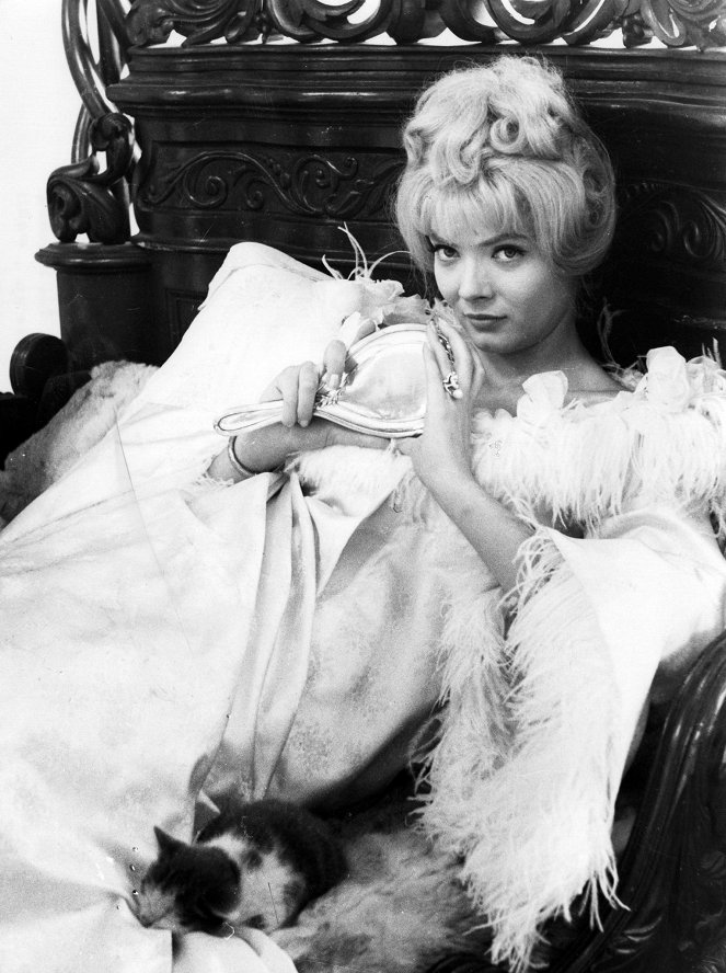 Cleo from 5 to 7 - Photos - Corinne Marchand