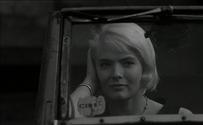 Cleo from 5 to 7 - Photos - Corinne Marchand