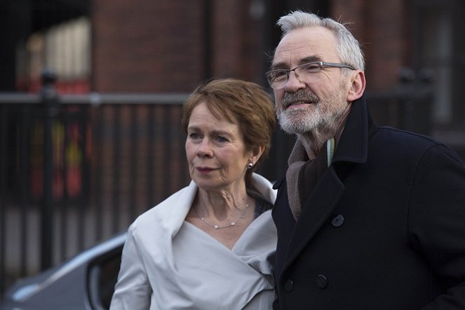 Láska a manželství - Z filmu - Celia Imrie, Larry Lamb