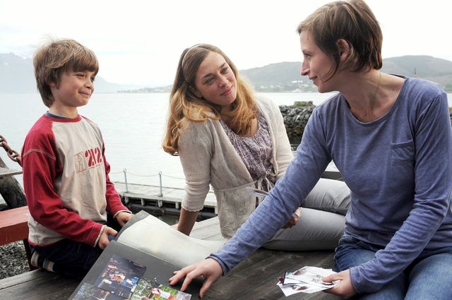 Liebe am Fjord - Filmfotos - Lukas Kvalvik Günz, Catherine Bode, Fanny Staffa