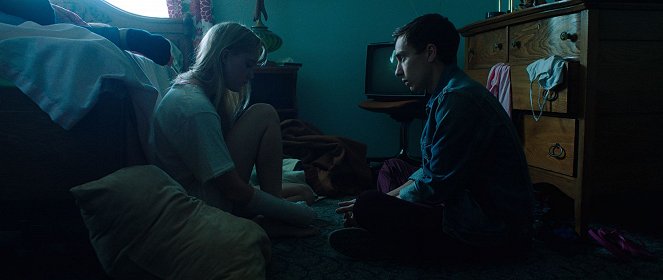 Neutečieš - Z filmu - Maika Monroe, Keir Gilchrist