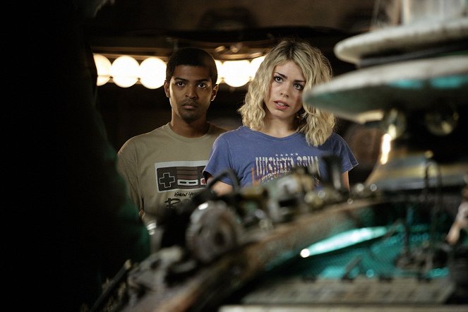 Doctor Who - The Girl in the Fireplace - Photos - Noel Clarke, Billie Piper