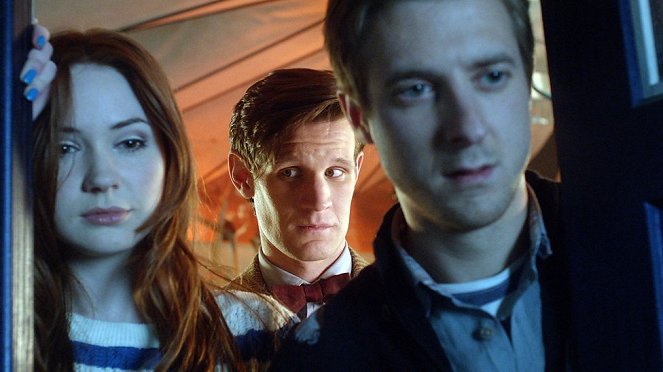 Doctor Who - Dinos im All - Filmfotos - Karen Gillan, Matt Smith, Mark Williams