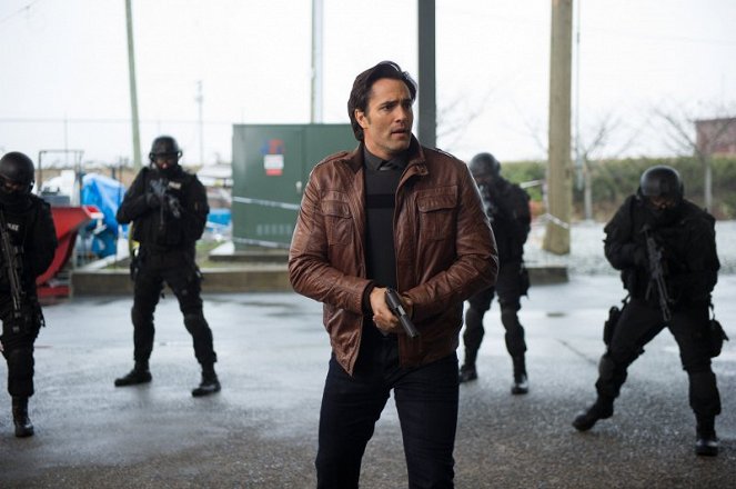 Continuum - Season 3 - Wasted Minute - Photos - Victor Webster