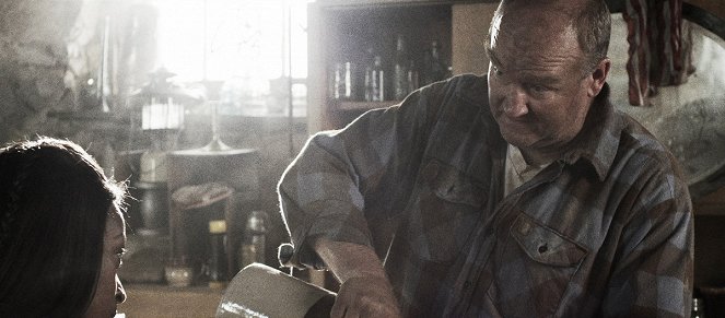 Z Nation - Season 1 - Welcome to the Fu-Bar - Photos - Mike Butters