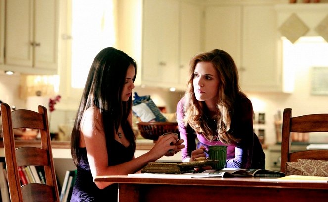 The Vampire Diaries - Season 1 - Family Ties - Photos - Nina Dobrev, Sara Canning