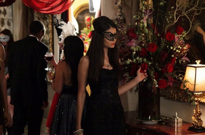 The Vampire Diaries - Season 2 - Masquerade - Photos - Nina Dobrev