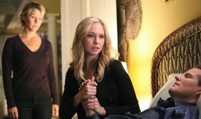 The Vampire Diaries - The Ties That Bind - Photos - Marguerite MacIntyre, Candice King, Jack Coleman
