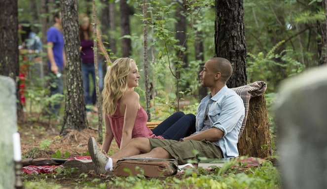 The Vampire Diaries - For Whom the Bell Tolls - Van film - Candice King, Kendrick Sampson