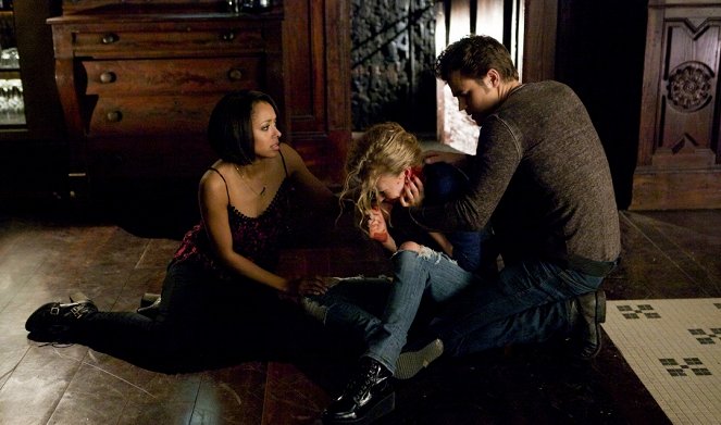 The Vampire Diaries - Man on Fire - Photos - Kat Graham, Penelope Mitchell, Paul Wesley