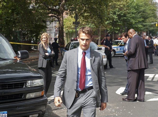 Policajt z New Yorku - Z filmu - Bonnie Somerville, Theo James