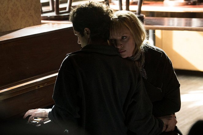 The Slap - Filmfotos - Penn Badgley, Uma Thurman