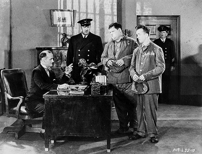 Laurel & Hardy - Hinter Schloss und Riegel - Filmfotos - Oliver Hardy, Stan Laurel
