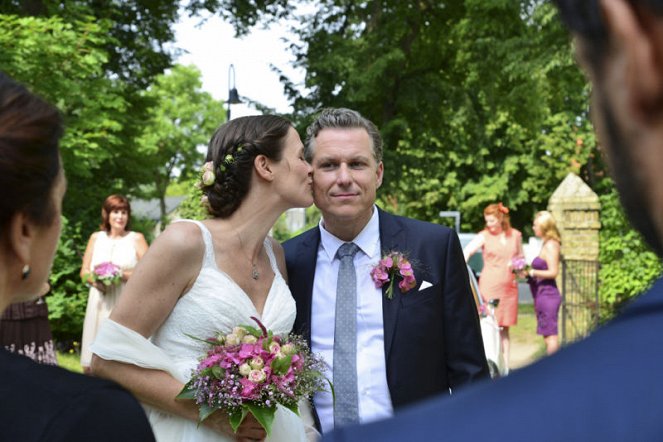 Franziskas Welt: Hochzeiten und andere Hürden - Photos - Anne Cathrin Buhtz, Dirk Borchardt