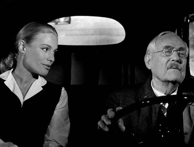 A nap vége - Filmfotók - Ingrid Thulin, Victor Sjöström