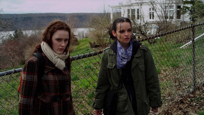 Coming Up Roses - De la película - Rachel Brosnahan, Reyna de Courcy