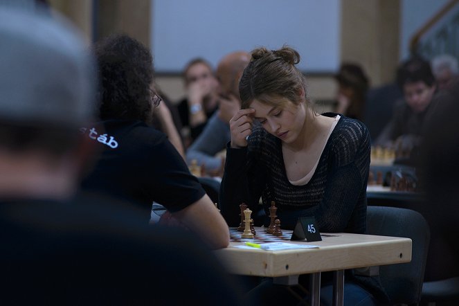 A sakkverseny - Filmfotók - Lou de Laâge