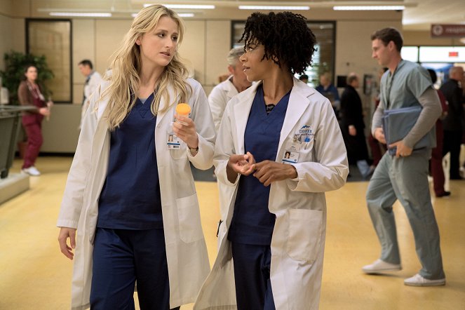 Emily Owens, M.D. - Emily and... the Outbreak - Filmfotók - Mamie Gummer, Kelly McCreary