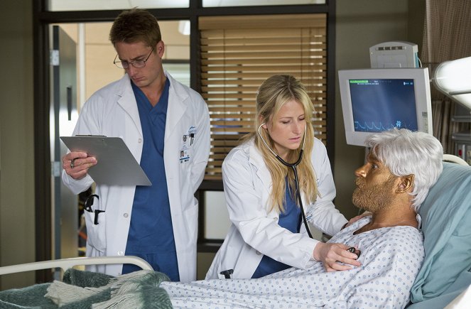 Emily Owens, M.D. - Emily and... the Love of Larping - Van film - Justin Hartley, Mamie Gummer