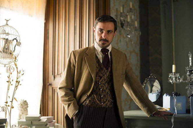 The Paradise - Promoción - Emun Elliott