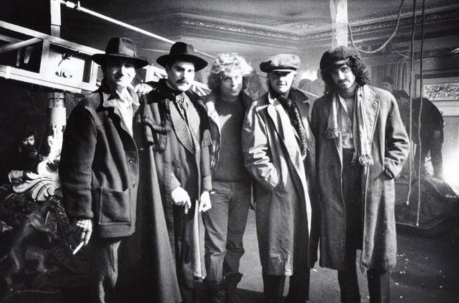Queen: A Kind of Magic - Forgatási fotók - John Deacon, Freddie Mercury, Russell Mulcahy, Roger Taylor, Brian May