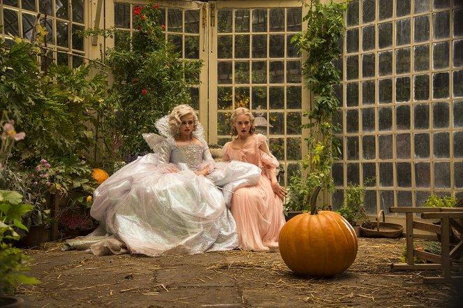 Cinderella – Tuhkimon tarina - Kuvat elokuvasta - Helena Bonham Carter, Lily James