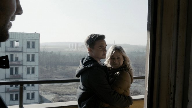 Czarnobyl: Reaktor strachu - Z filmu - Jesse McCartney, Olivia Dudley
