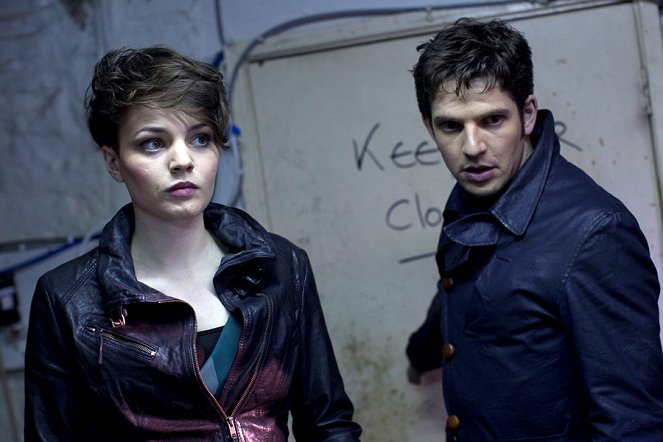 Being Human - Van film - Kate Bracken, Damien Molony