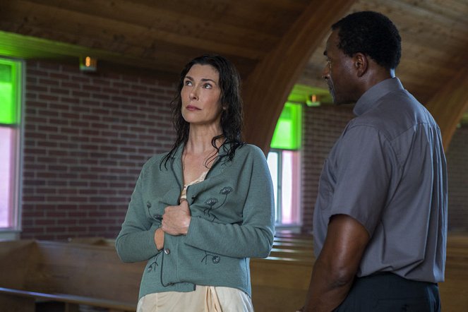 The Returned - Filmfotos - Michelle Forbes, Carl Lumbly