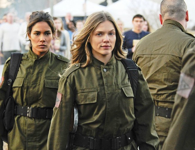 Revolution - De la película - Daniella Alonso, Tracy Spiridakos