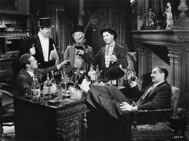 Die Marx Brothers in der Oper - Filmfotos - Allan Jones, Sig Ruman, Harpo Marx, Chico Marx, Groucho Marx