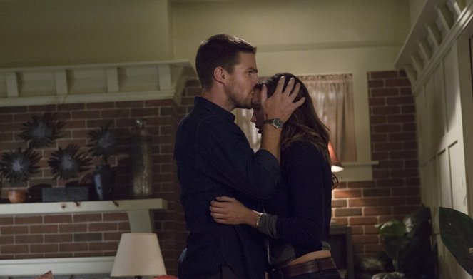 Arrow - Season 1 - Honor Thy Father - Photos - Stephen Amell