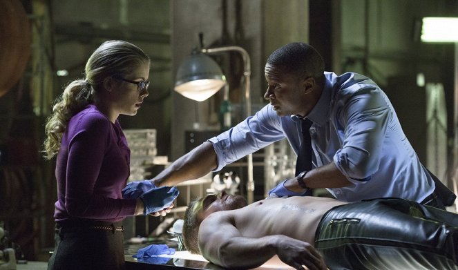 Arrow - Season 1 - The Odyssey - Photos - Emily Bett Rickards, David Ramsey