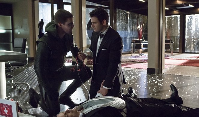 Arrow - Dead to Rights - Photos - Stephen Amell, Colin Donnell