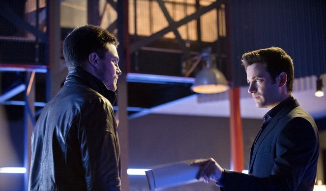 Arrow - Season 1 - Unfinished Business - Photos - Stephen Amell, Colin Donnell